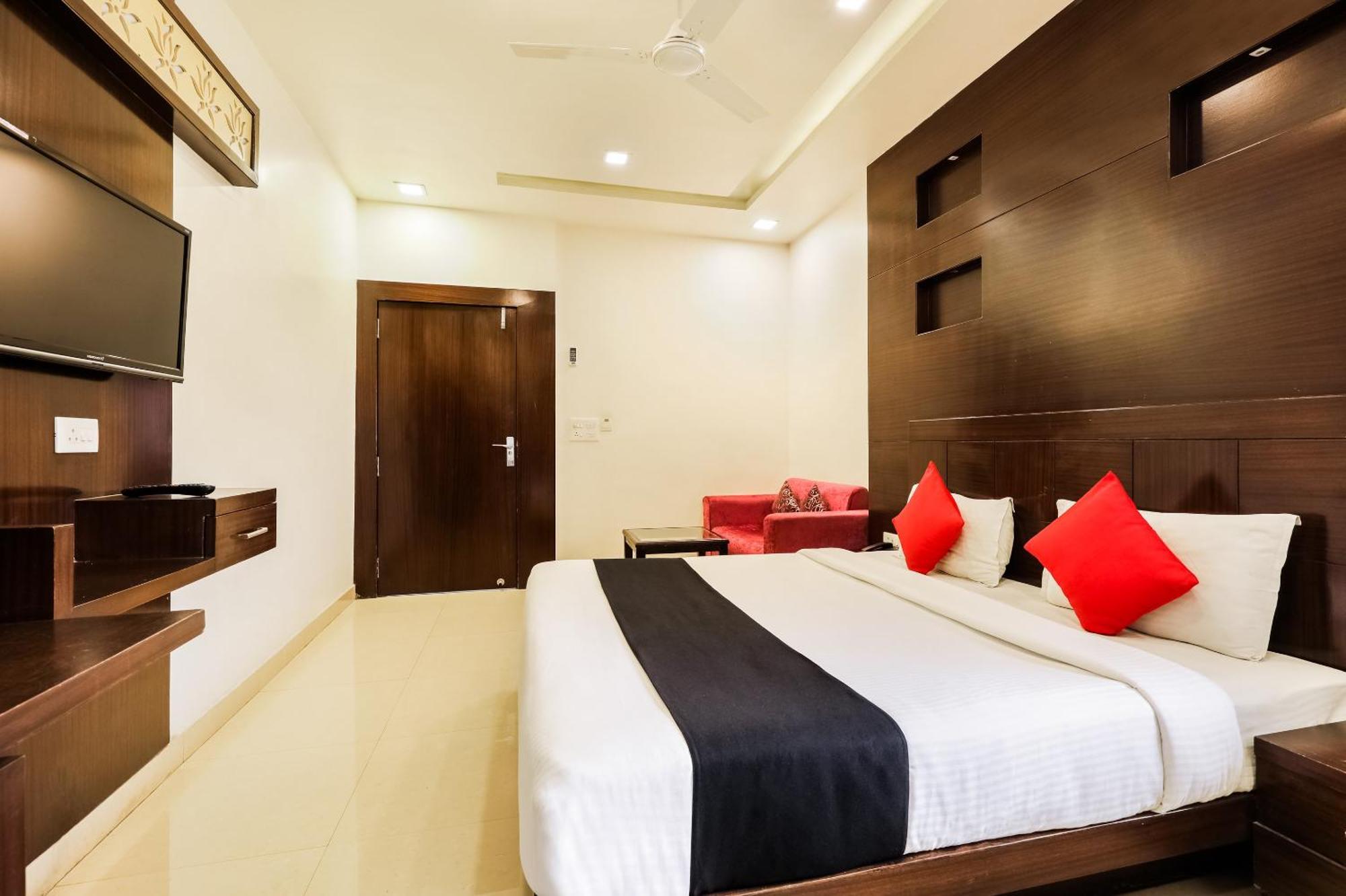 בהופאל Super Townhouse Lalghati Near Airport מראה חיצוני תמונה