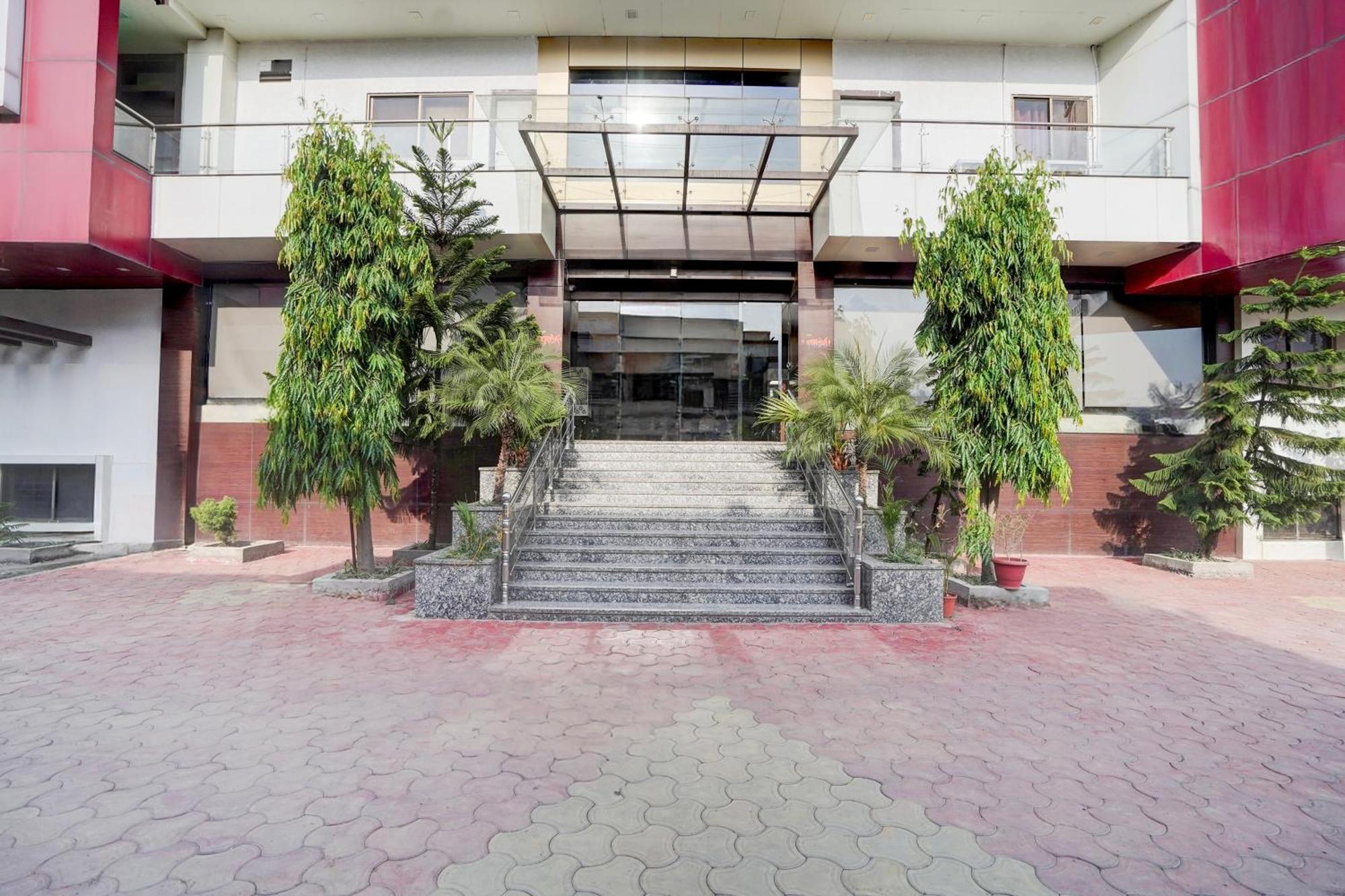 בהופאל Super Townhouse Lalghati Near Airport מראה חיצוני תמונה