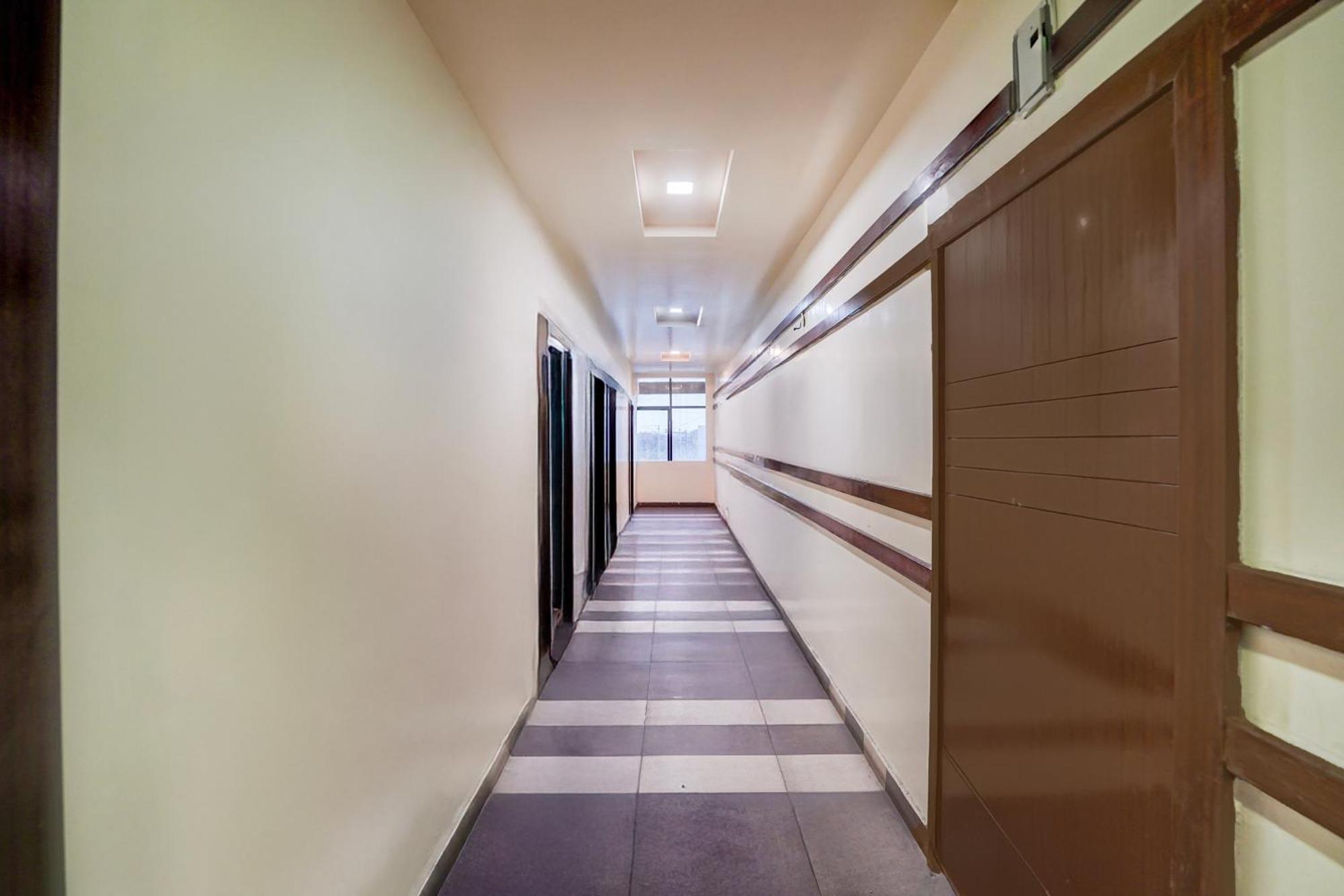 בהופאל Super Townhouse Lalghati Near Airport מראה חיצוני תמונה